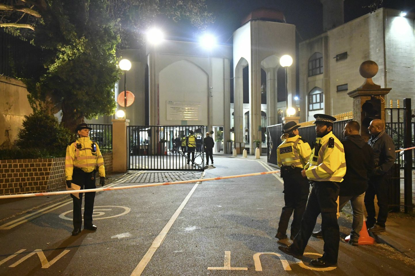 Английские полицейские обыскивают окрестности около Центральной Мечети Лондона и вблизи Риджентс-парка после убийства молодого музыканта из России
