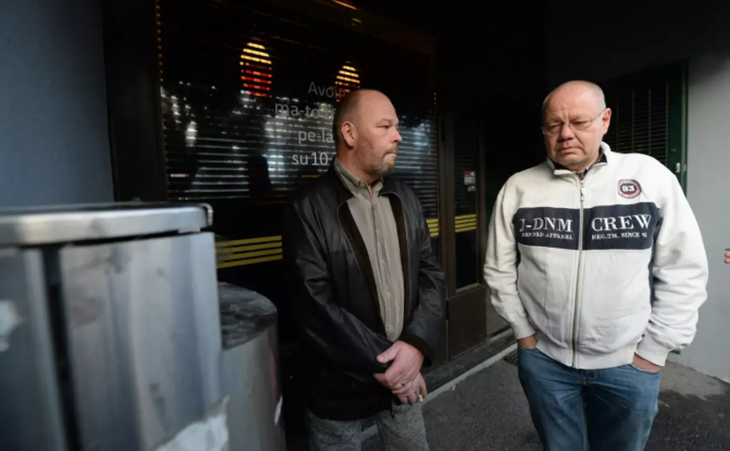 Eile Kärry pubis kuuli õlga saanud Timo Lattu (vasakul) ja samuti tulistamise ajal baaris viibinud Janne Lattu täna lokaali ees.
