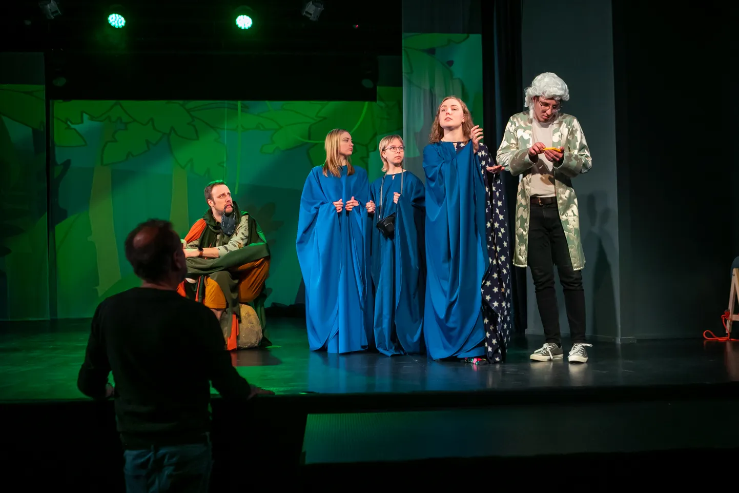 LASTEOOPER: Seljaga lavastaja Edmund Emge, kivil istub Raiko Raalik (Papageno), (vasakult) Ursula Roomere (Öökuninganna õuedaam) ja Saaremaa Gümnaasiumi teatritupi noored näitlejad Lorette Tamm ja Aija Lember. Paremal Heldur Harry Põlda (Tamino).