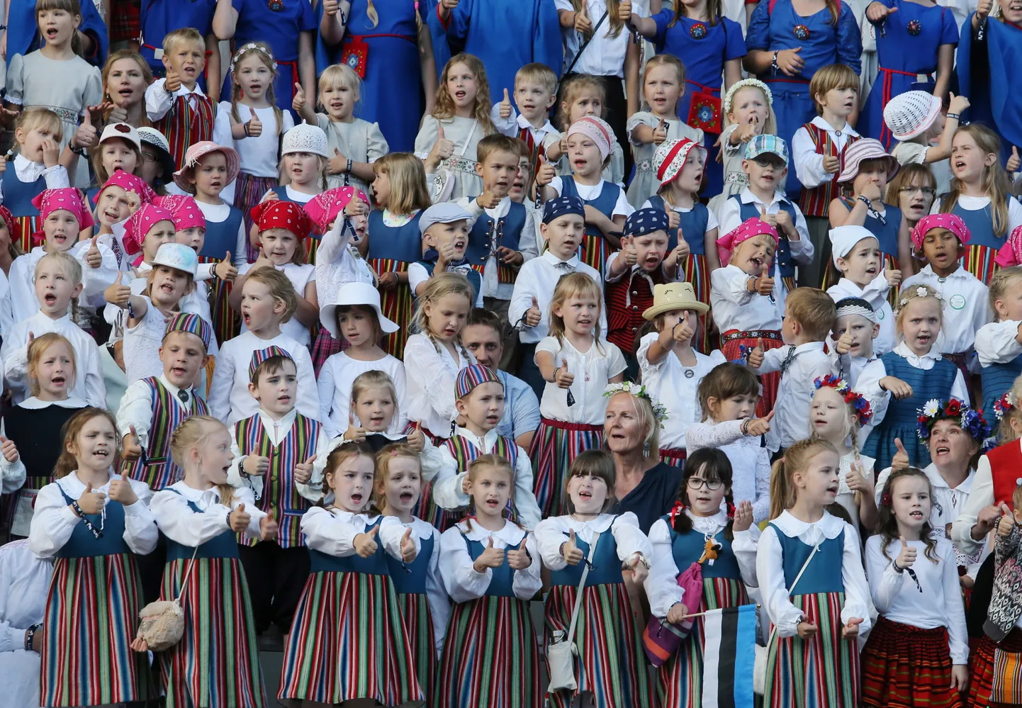 Mudilaskoor Tartu laulupeol.  Foto on illustratiivne.