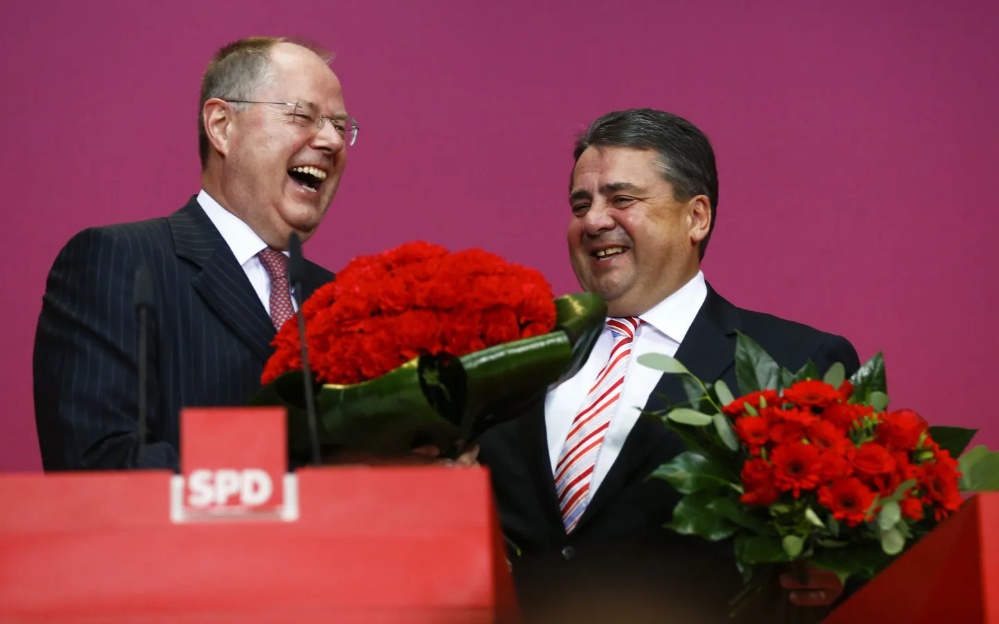 Sotsiaaldemokraatide (SDP) liider Sigmar Gabriel (paremal) koos erakonna kantslerikandidaadi Peer Steinbrückiga pärast valimistulemuste selgumist.