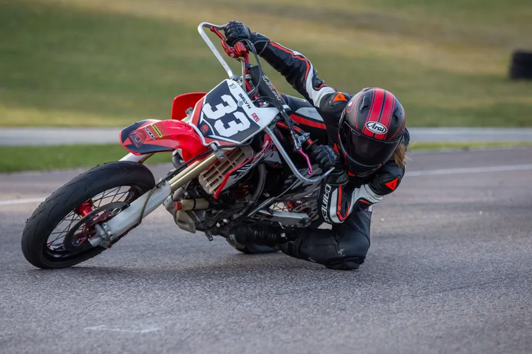 Paidest pärit motosportlane Selyn Kazakova Aravete kardirajal trenni tegemas.Isa Sergei Kazakov.Dmitri Kotjuh/ Järva Teataja