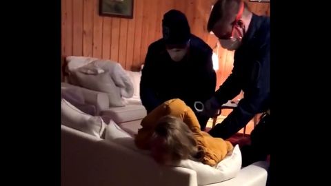 Жесткое видео: финская полиция скрутила эстонку, которая отказалась тестироваться на коронавирус