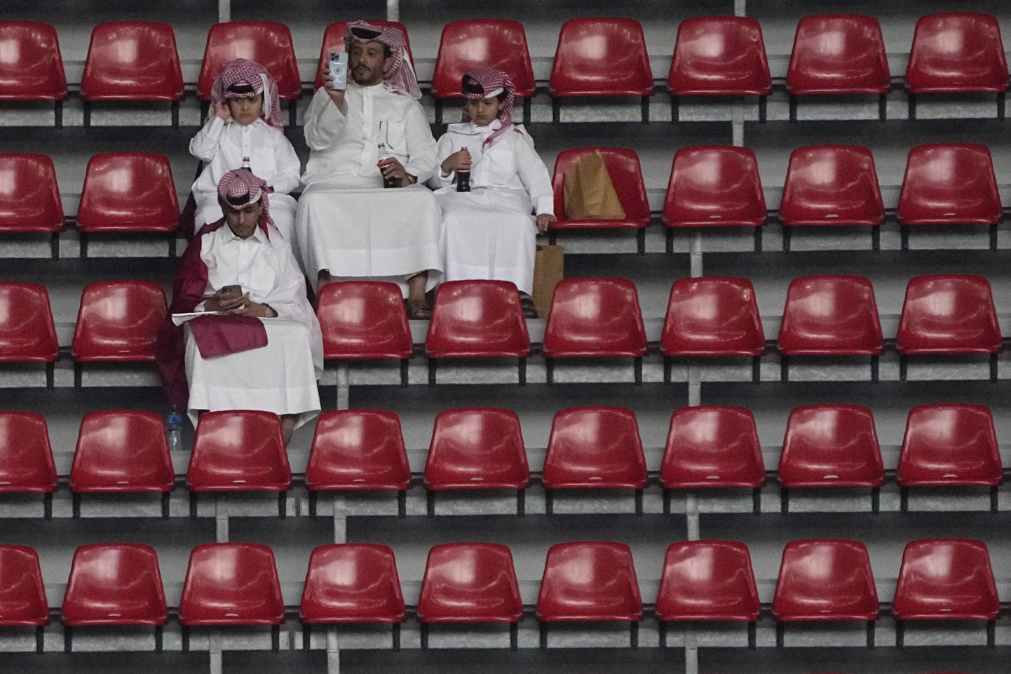 Katari fännid ei jäänud viimase mängu järel omasid tänama.