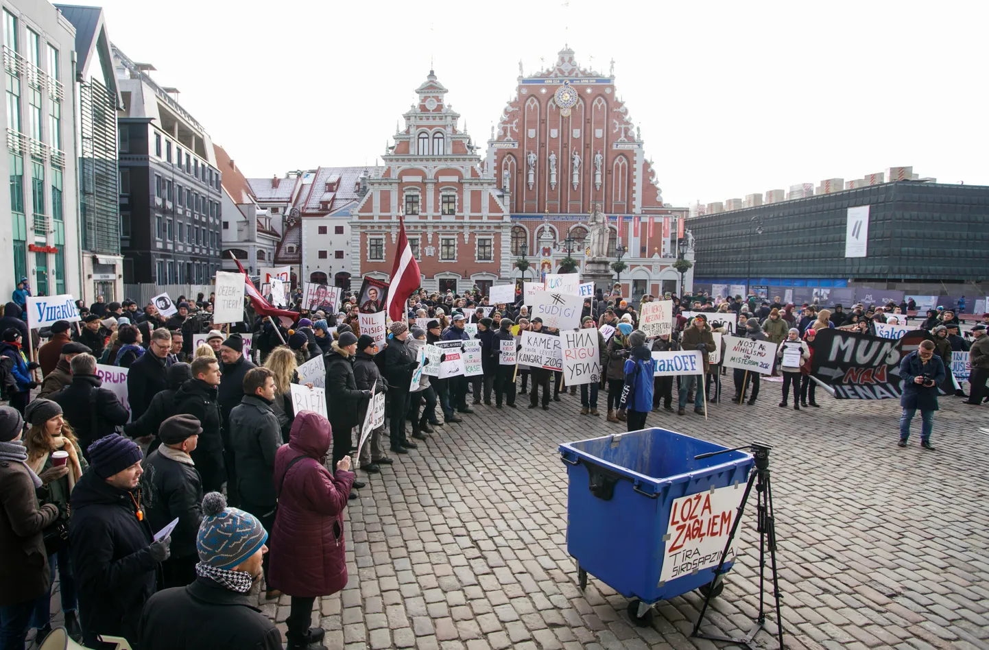 Linnajuhtide tegevuse vastu meelt avaldama tulnud inimesed kogunesid linnavolikogu ette.