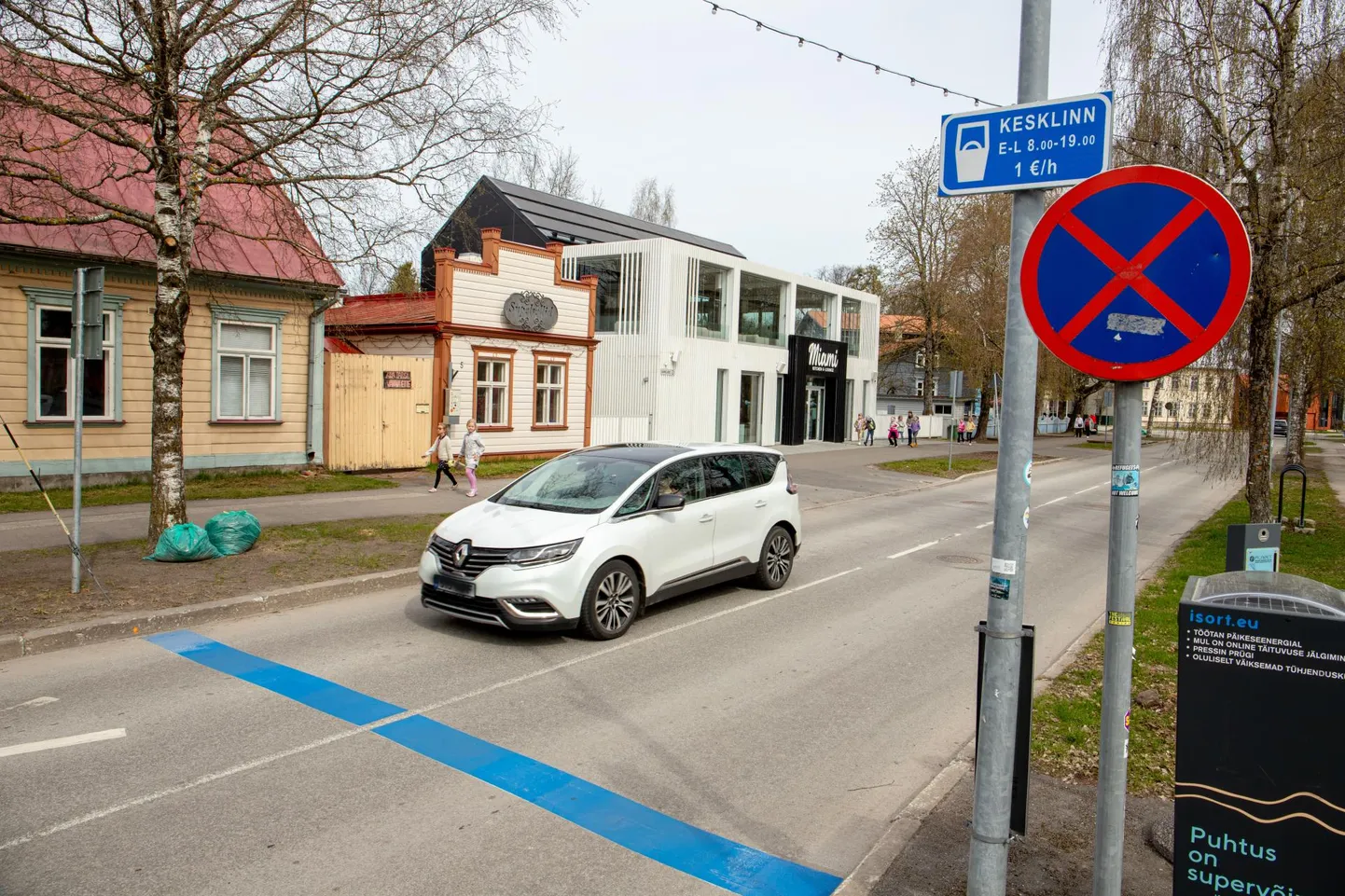 Aasta tagasi Pärnus kehtima hakanud uus parkimiskord võib muutuda, kui linnavolinikud nii koalitsioonist kui opositsioonist tulnud ettepanekud heaks kiidavad.
