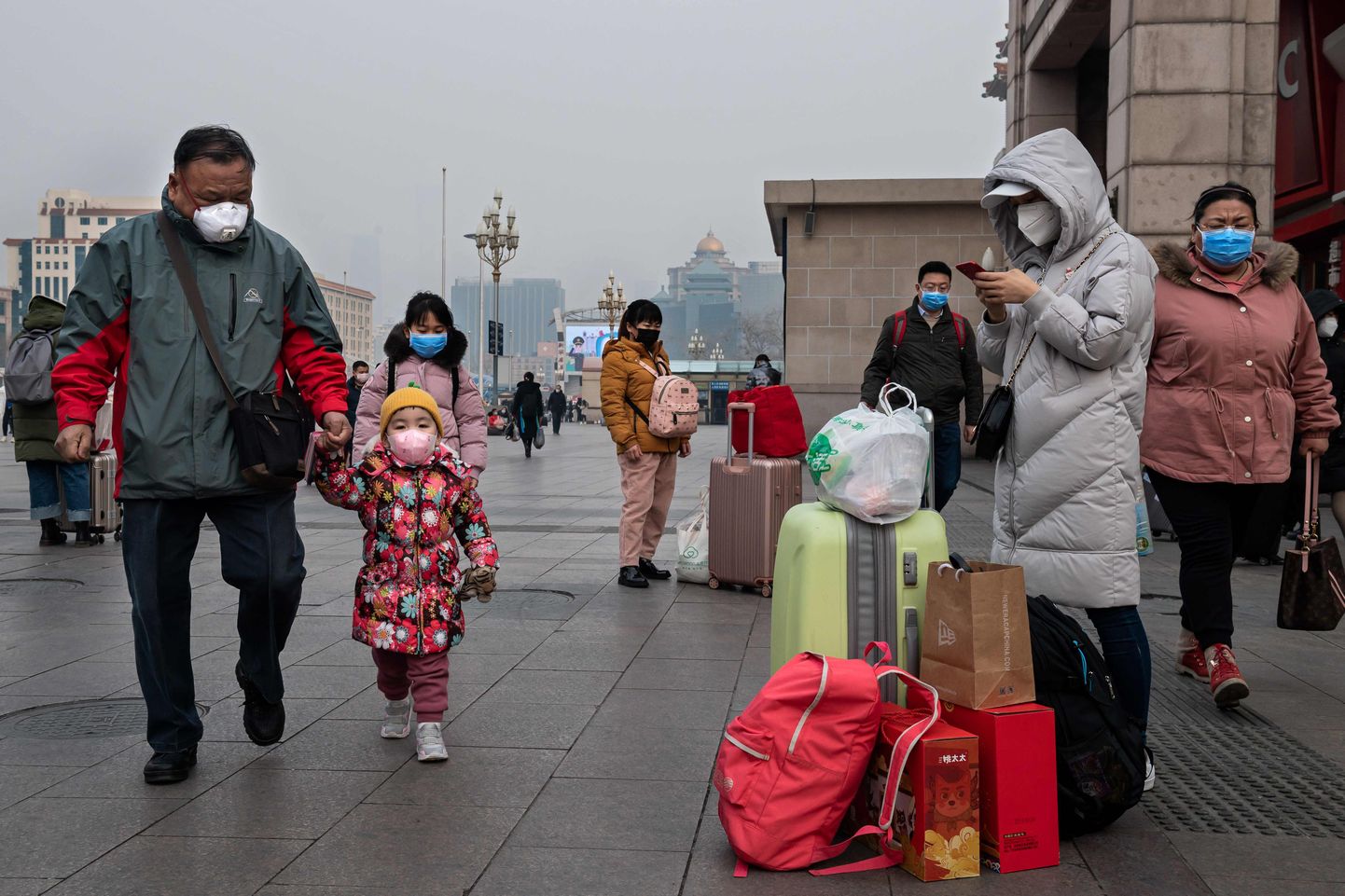 Inimesed liikumas Pekingis marlimaskidega seoses riiki tabanud koroonaviiruse puhanguga.
