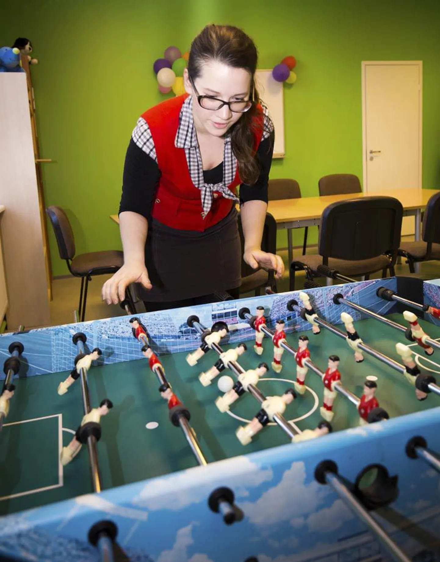 Kui tenniselaud osutus liiga suureks, et seda Võhma noortetuppa mahutada, ja see viidi maja fuajeesse, siis lauajalgpalliväljak õnnestus äsja avatud noortetuppa kenasti ära paigutada. Fotol katsetab mängu Birgit Haan.