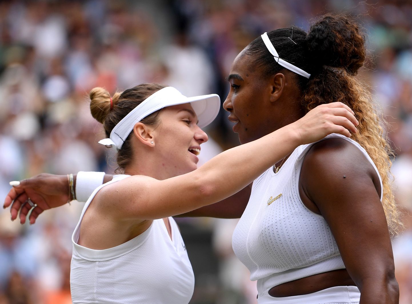 Serena Williams (paremal) ja Simona Halep pärast 2019. aasta Wimbledoni finaali.