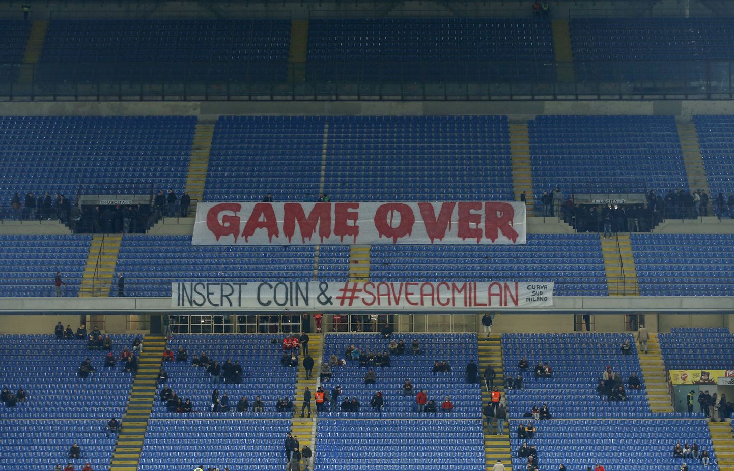 AC Milani fännid protesteerisid liigamängul klubi omanike vastu.