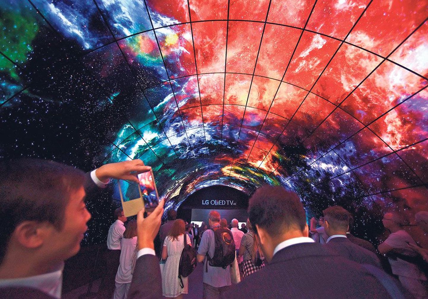 Прежде чем попасть на выставку, гости должны были пройти по туннелю, построенному южнокорейской фирмой LG из 216 изогнутых 55-дюймовых дисплеев OLED.