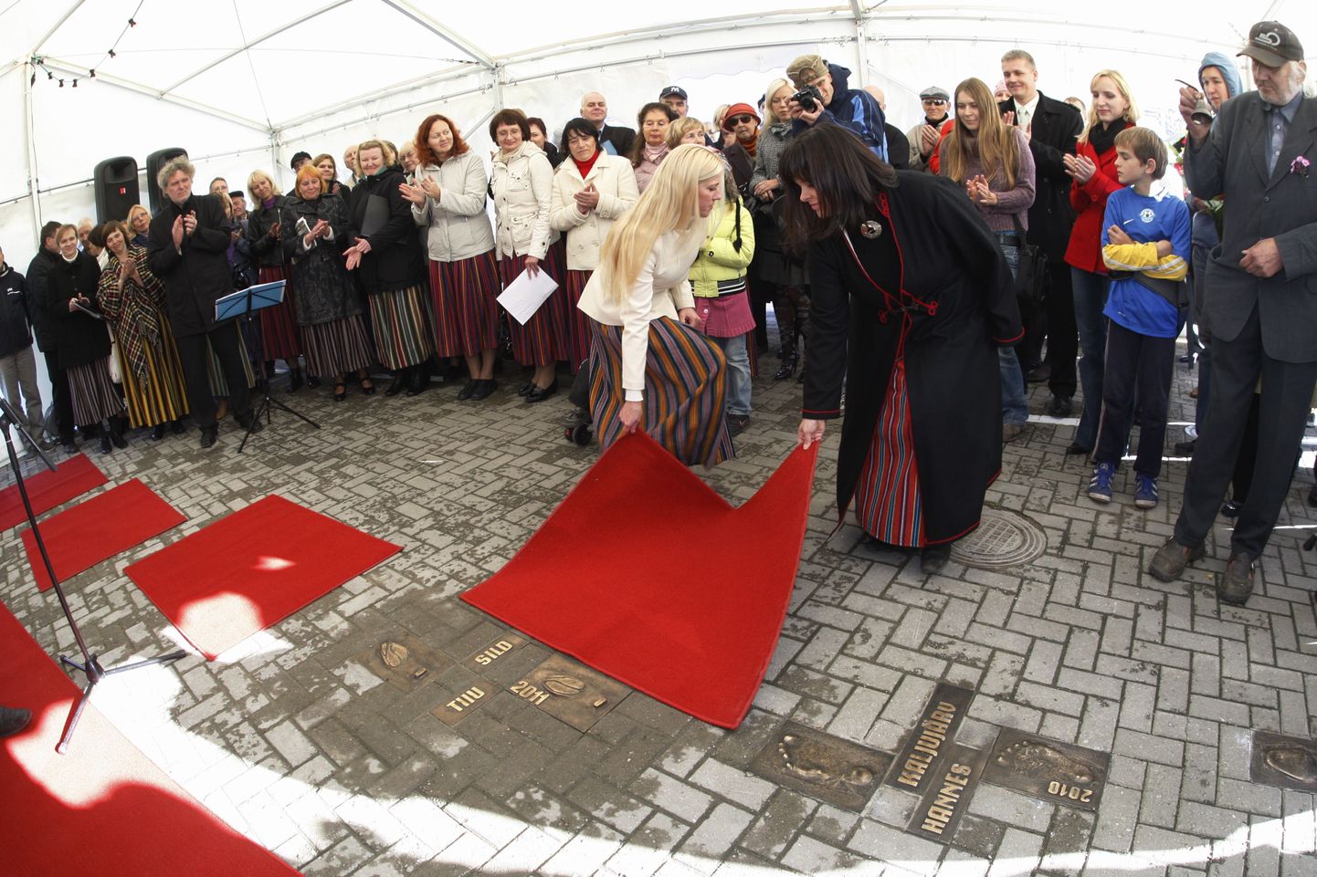 Möödunud sügisel Tasku keskuse juurest alguse saanud Tartu Teerajajate alleel avati täna uued jalajäljed.