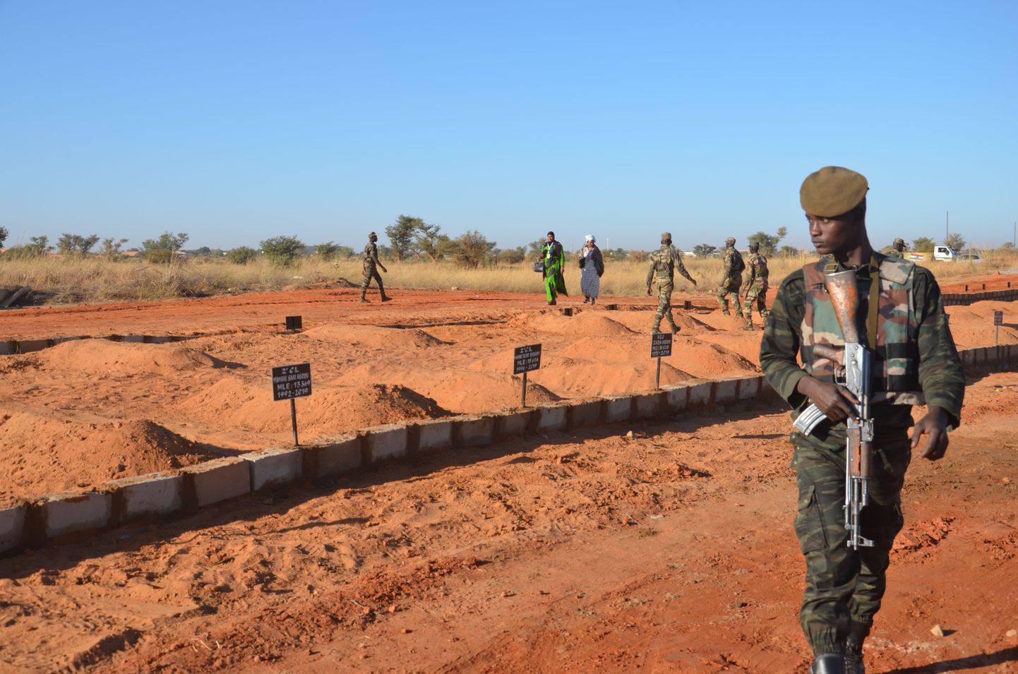 Nigeri sõdur valvamas pealinnas Niameys haudu, milles lebavad sõdurid said surma detsembris toimunud džihadistide rünnakus.