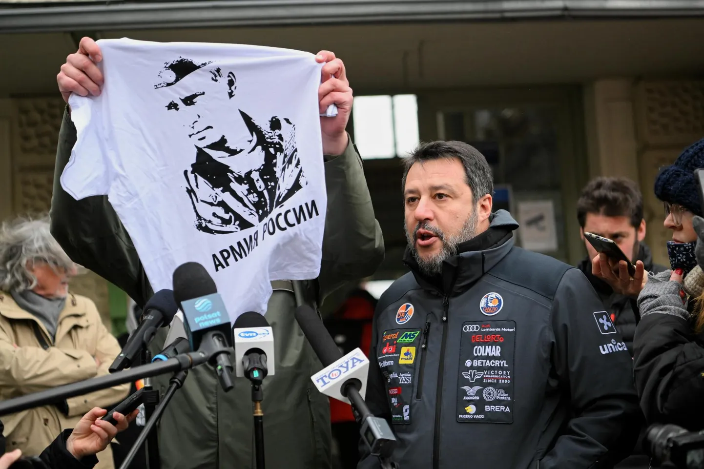 Kui Liiga esimees Matteo Salvini külastas märtsi alguses Poola idapiiril asuvat Przemyśli, kuhu saabus valdav osa sõja eest pagevaid ukrainlasi, püüdis sealne linnapea Wojciech Bakun ulatada paremradikaalsele poliitikule Vene riigipea Vladimir Putini pildiga särki, kuna mõni aasta varem poseeris Salvini just sarnases rõivastuses Kremli ees.

FOTO: Darek Delmanowicz/epa/scanpix