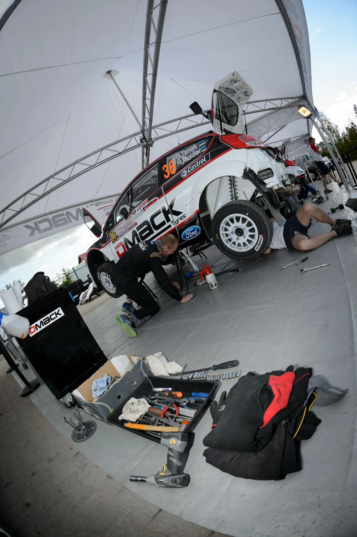 Sellel nädalal peetava Poola MM-rallil sõideti täna testikatse ja kolm kiiruskatset. Rallil teevad WRC2 arvestuses kaasa ka Ott Tänak, Martin Kangur ja Karl Kruuda. Drive DMACK Fiesta Trophy sarjas kihutab Sander Pärn.