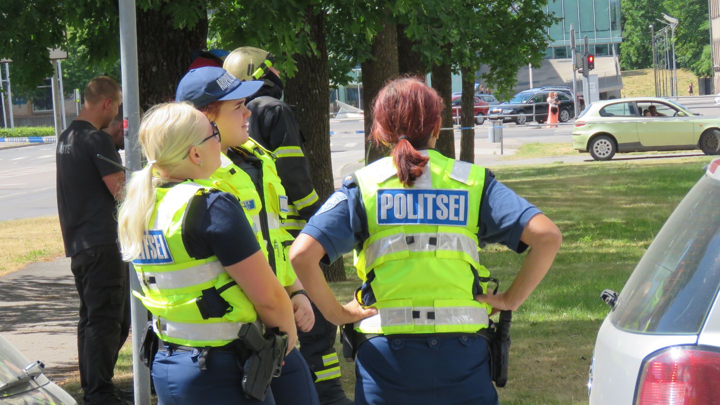 Politsei ja päästjad Pärnus Pikk 4 maja ümber.