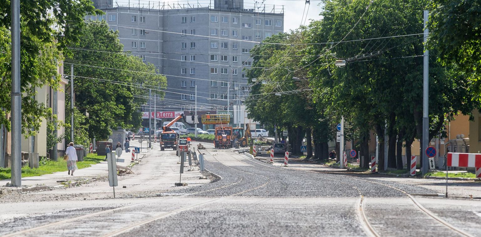 Majaka tänaval edeneb jõudsalt trammitee rekonstrueerimine, ülejäänud tänava remondi lõpetamine lükkub ilmselt järgmisse aastasse.