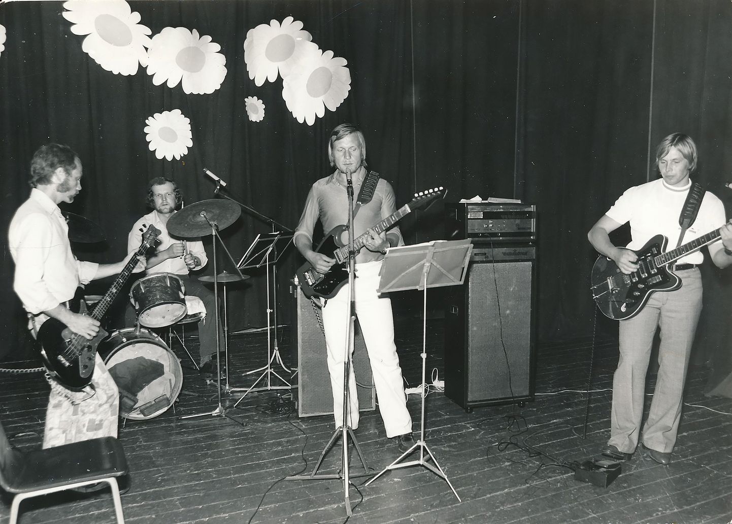 KODULAVAL: Vahur Siplane, Ivo Saar, Aivar Lember ja Bromet Ärm Randvere klubis 1970. aastate lõpus.