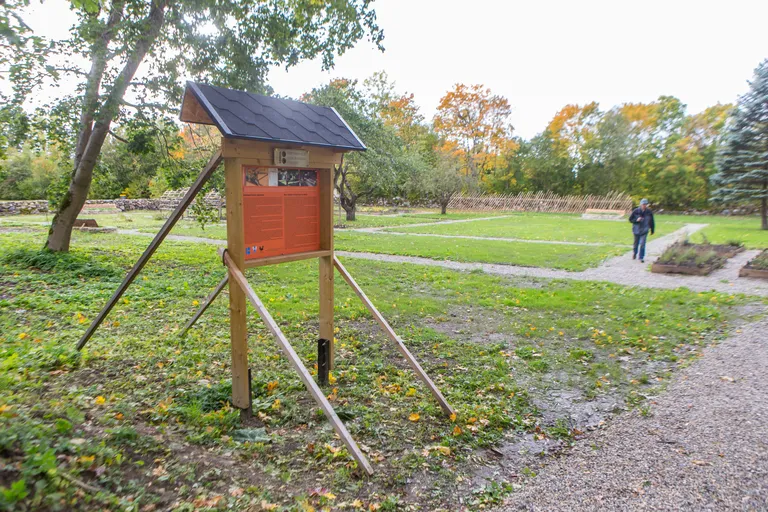 Muhulaste kingitus Eesti Vabariik 100 sünnipäevaks – roosiaed Muhumaa südames – on pidulikult ära avatud. Nüüd jääb tal üle veel vaid suureks ja täis kasvada.