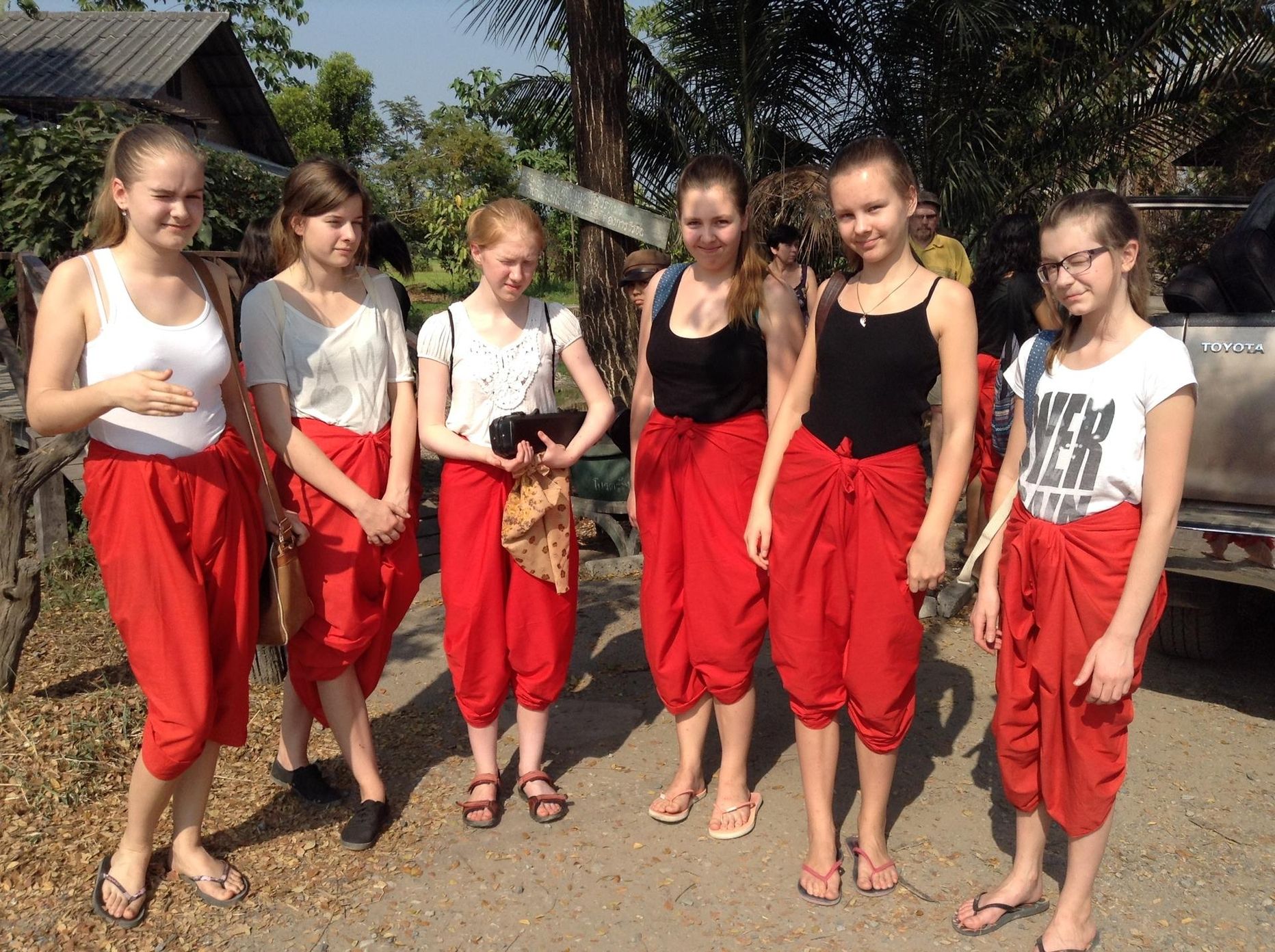 Eelmisel korral käisid Eve Stuudio noored Tais kolm aastat tagasi ning said osa sealses filmis. Punased püksid on sealne traditsiooniline koolivorm.