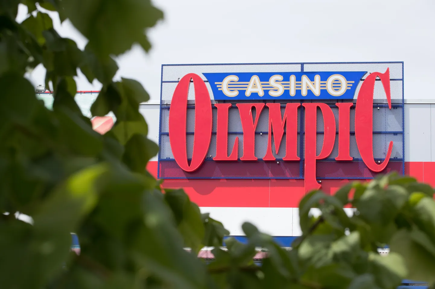 Olympic Casino avas endises kaubahallis Tartu kesklinna kasiino volbriööl. Mängupõrgu ei saanud kaua töötada, kui Tartu linnavalitsuse järelevalveteenistus avastas tuleohutuse dokumentides puudujäägid ja palus kasiino kinni panna.