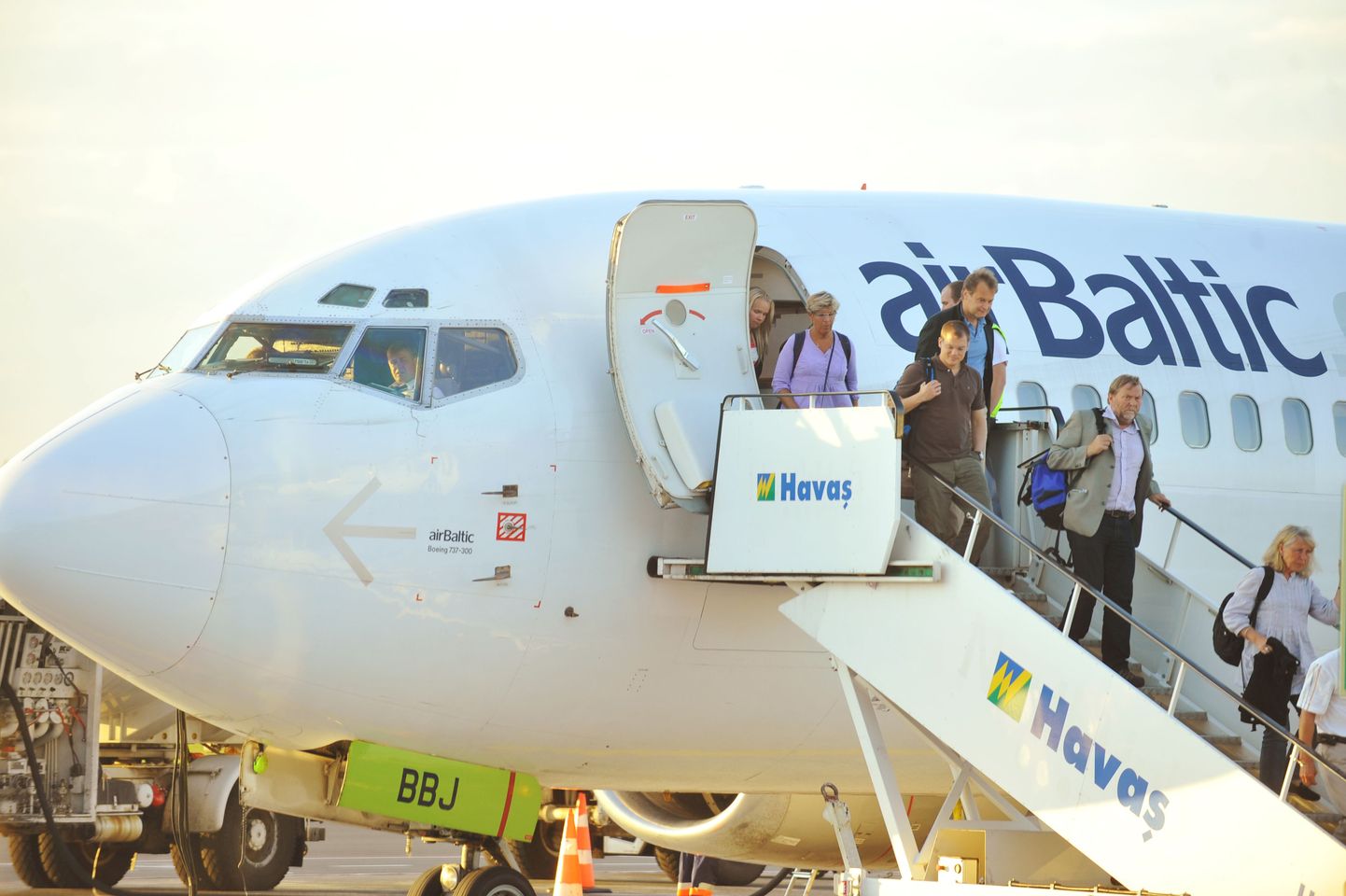 Air Balticu reisilennuk Boeing 737 Riia lennujaamas. Reisijad lennukist lahkumas.