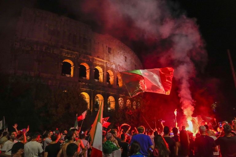 Itaallased rõõmustamas Colosseumis juures, Roomas.