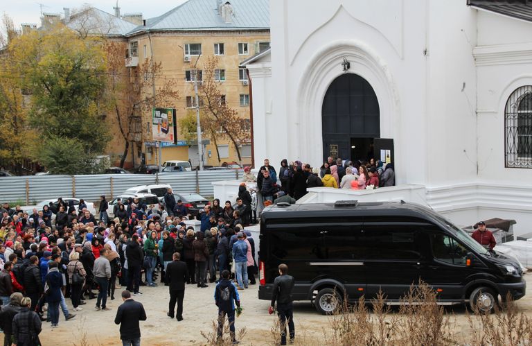 Тысячи жителей Саратова пришли проститься с убитой девятилетней Лизой Киселевой.