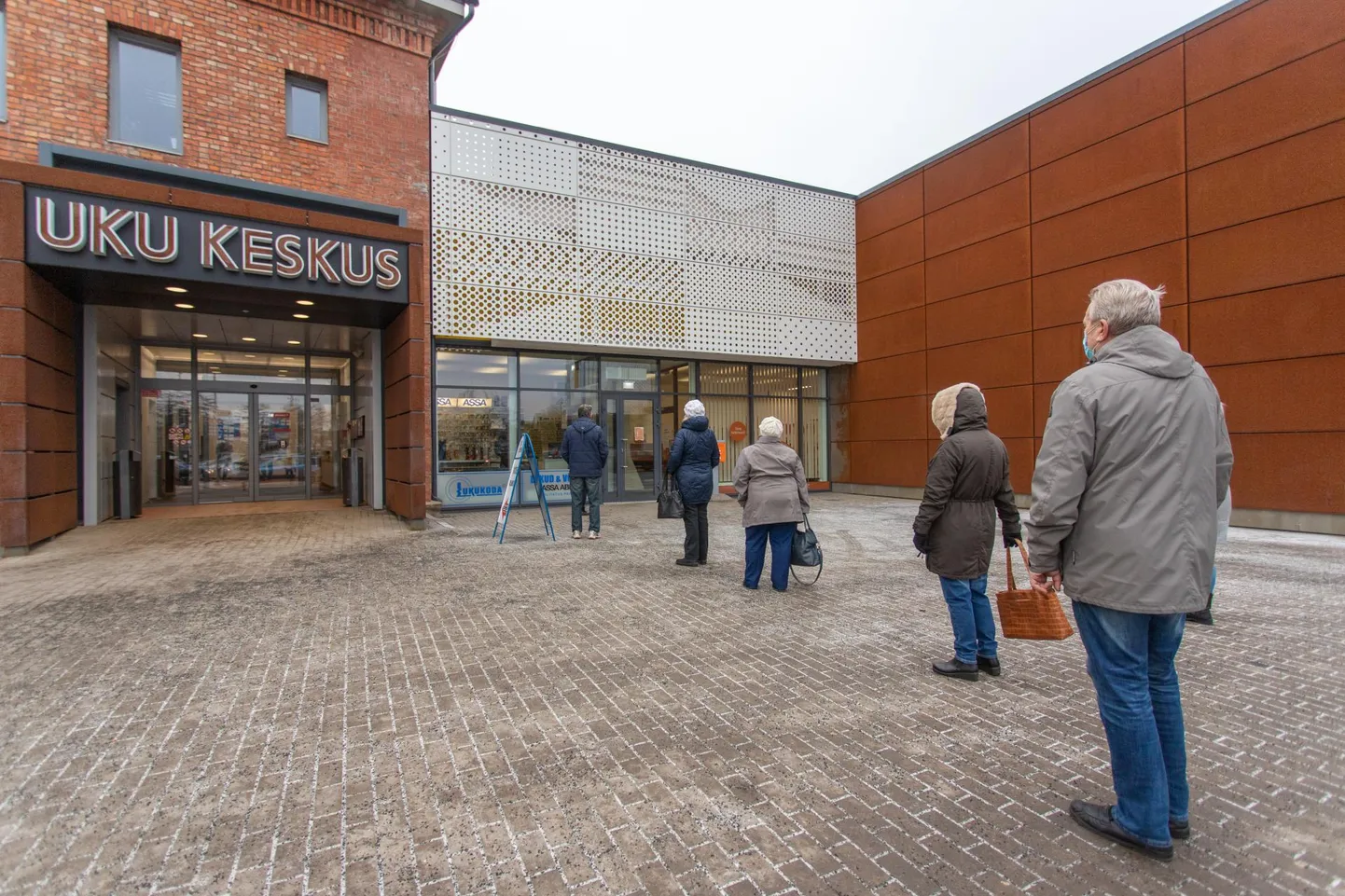Järjekord Viljandi postkontori ukse taga 14. detsembril.