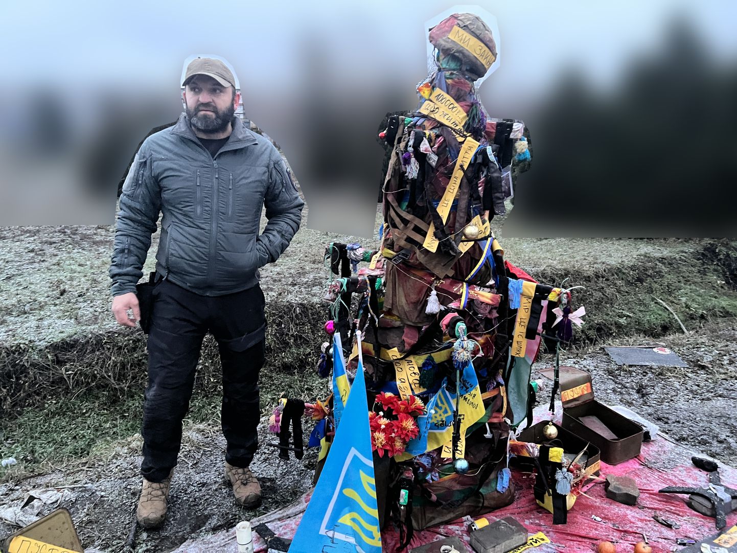 Võõrleegioni stabilisatsioonipunktis töötav Sergo oma installatsiooni ees ühes Ukraina rindelinnas, mis jääb silma kõigile sellest möödasõitjatele.