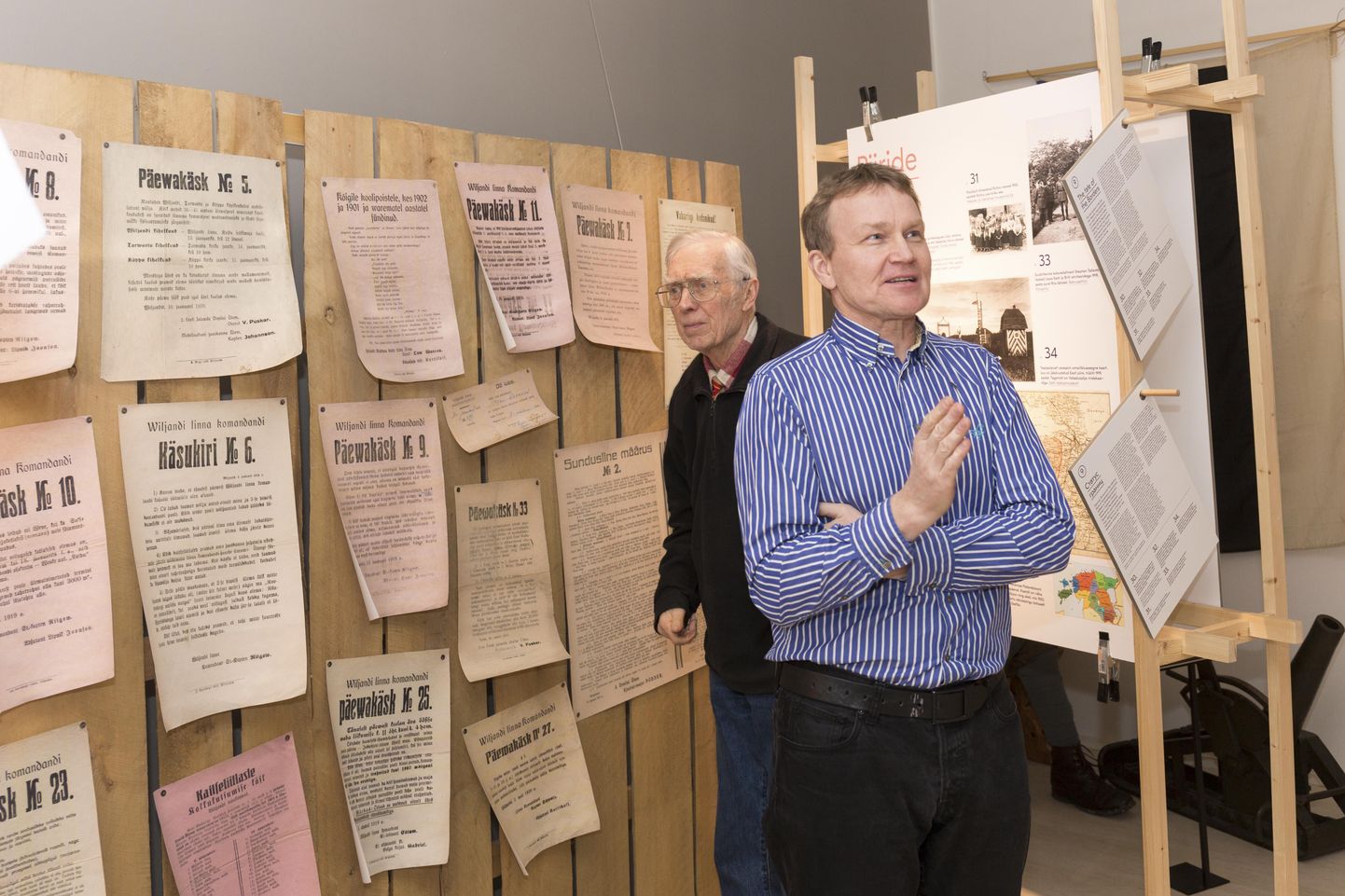 Viljandi muuseumi direktor Jaak Pihlak avas olulist minevikku kajastava näituse, vanu päevakäske uurib ajaloohuviline Ülo Stöör.