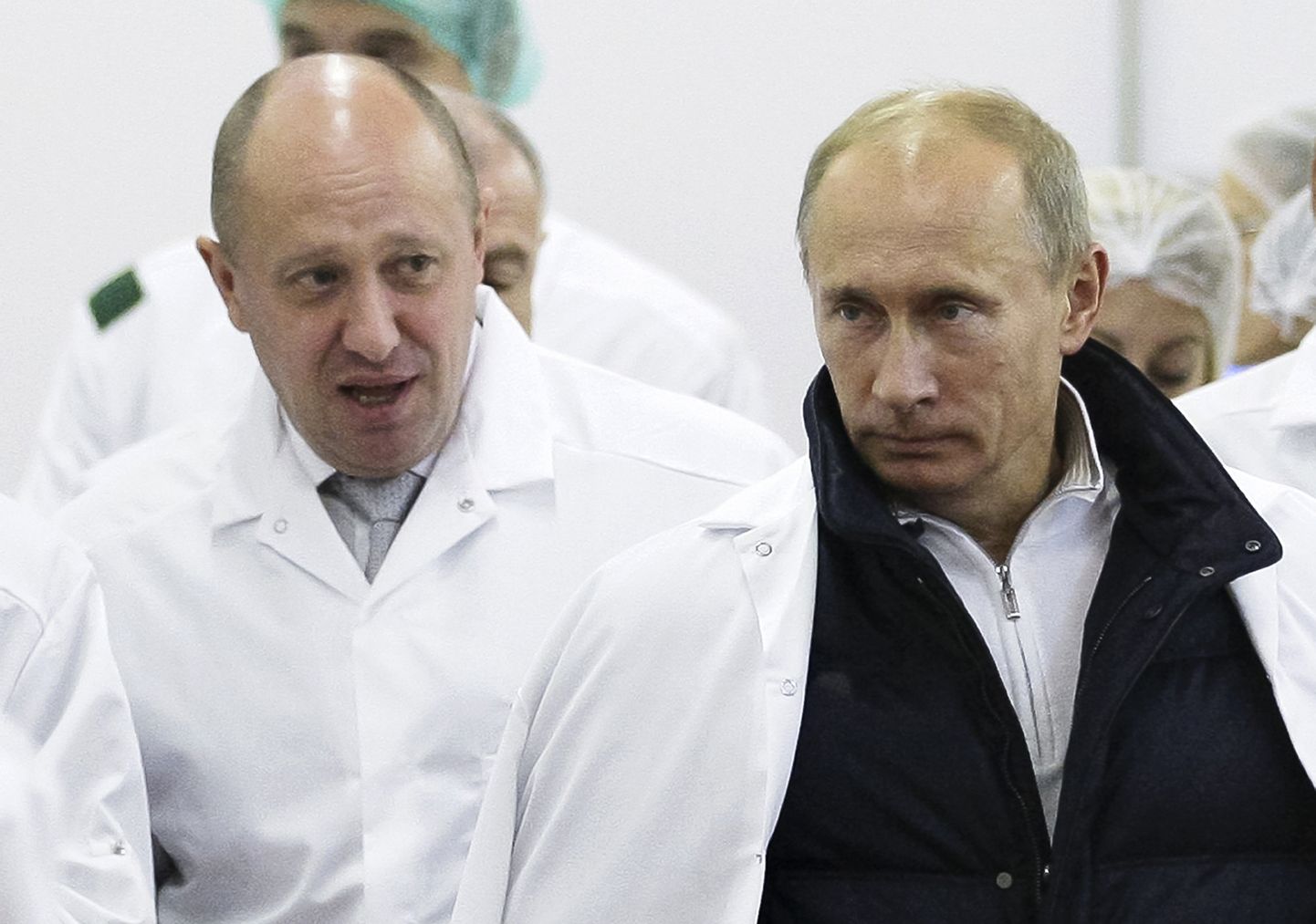 Шеф ЧВК Вагнера Евгений Пригожин и президент России Владимир Путин в 2010 году, когда «повар Путина» активно осваивал рынки питания школьников.