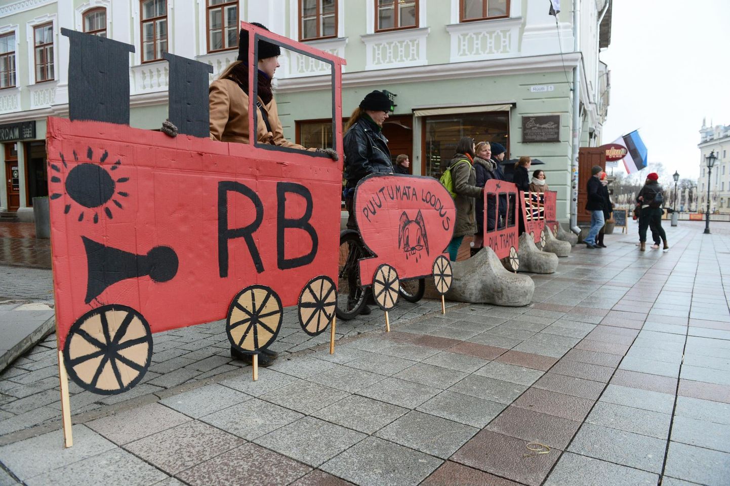 Mida aeg edasi, seda küsitavam on Rail Balticust tõusev tulu. 2017. aasta aprillis ehitasid Tartu ülikooli looduskaitseringi tudengid papist vedurid koos vagunitega ning takistasid nendega jalakäijatel Rüütli tänaval kőndimast.