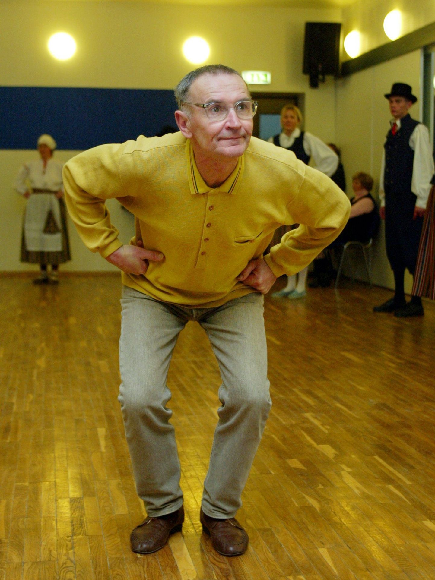 Aastatel 1978-2002 juhtis Tartu Ülikooli rahvakunstiansamblit rahvatantsukorüfee Henn Tiivel. Juubelikontserdil näeb publik kahte uut Tiiveli seatud tantsu.