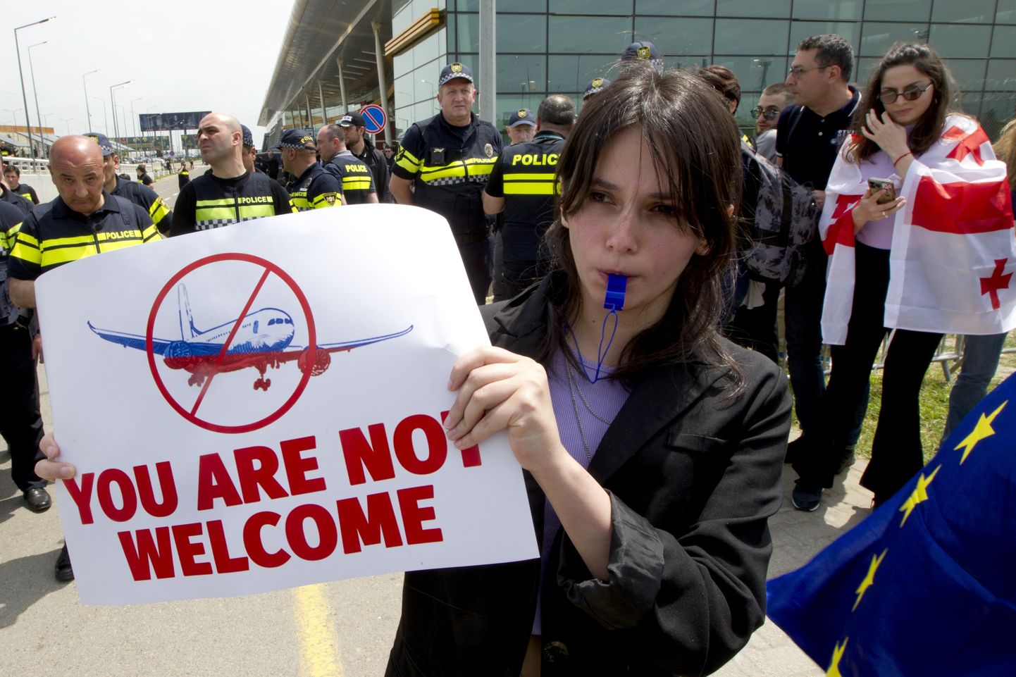 Grusiinid protestivad lennujaamas Venemaaga lennuühenduse taastamise vastu 19. mail 2023