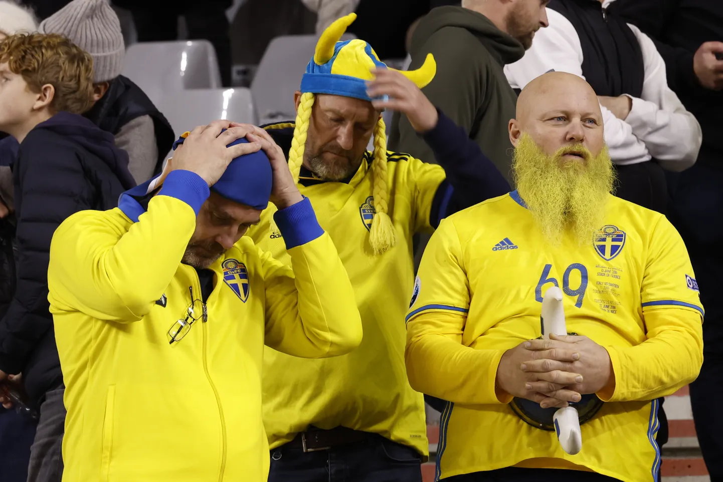 Ahastuses Rootsi jalpallikoondise fännid.