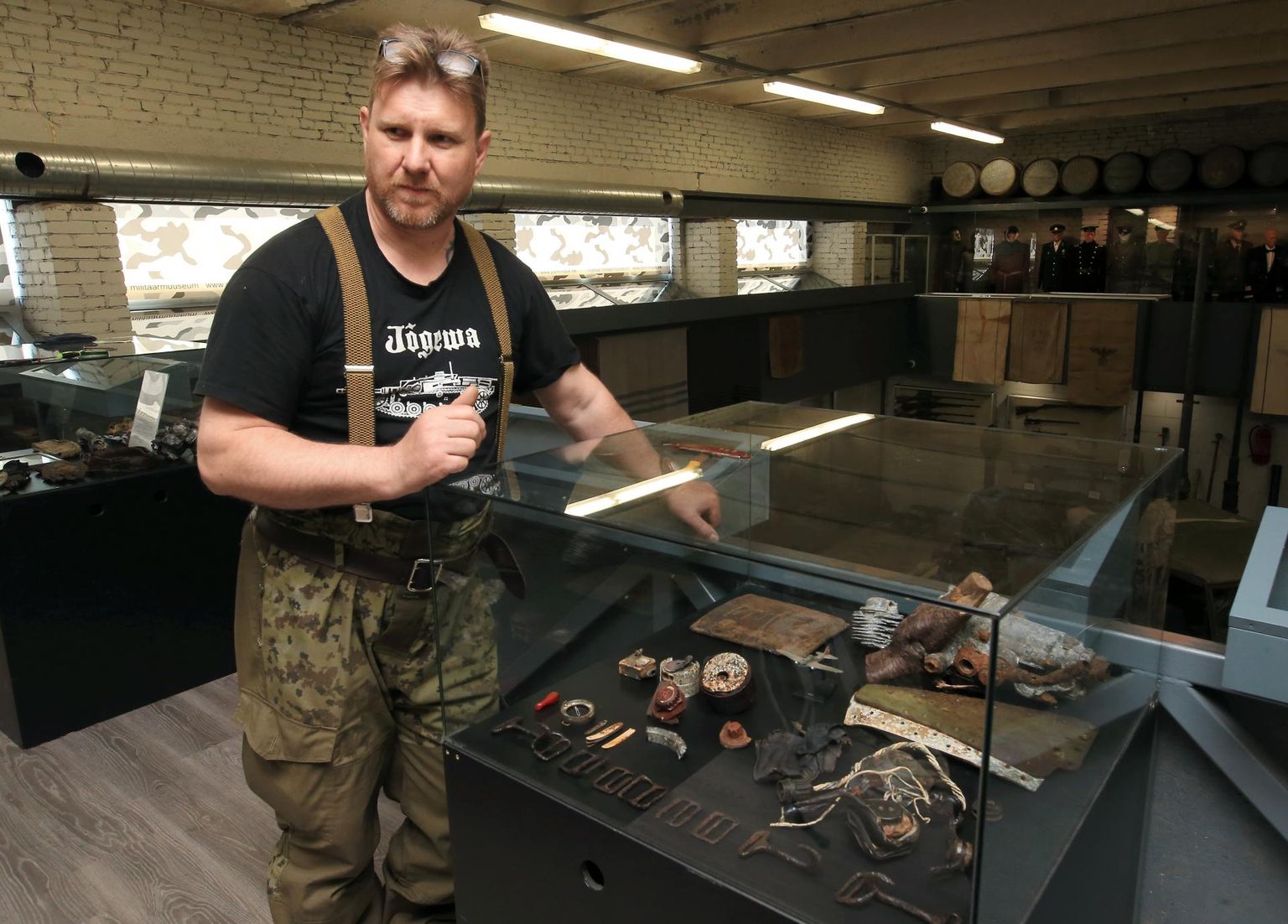 MTÜ Pommiauk eestvedaja Sergei Jerjomin leitud esemetega Jõgewa muuseumis.