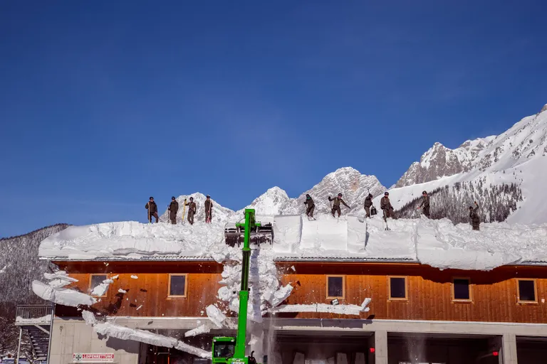 Lumelaviin tabas Austrias Ramsau am Dachsteinis asuvat hotelli
