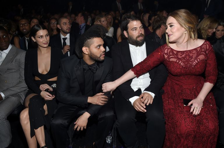 Punases kleidis lauljanna Adele ja temast vasakul pool tema abikaasa Simon Konecki.