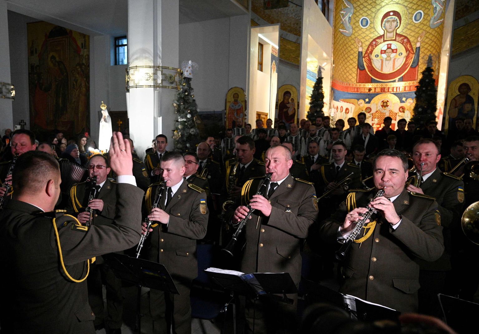 Militārā orķestra dalībnieki uzstājas Ukrainas Vienotības dienas svinībās Svētās Jaunavas dzimšanas baznīcā pilsētā Ļvivā, šīgada 22. janvārī