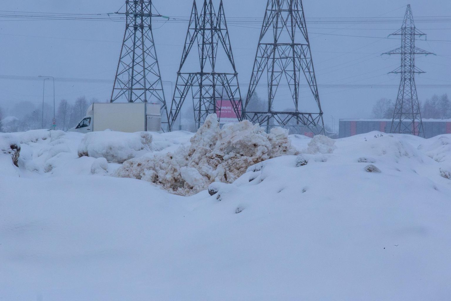 Sel talvel on linnast ära veetud juba kahekordne tavatalve lumenorm, ligi 25 000 kuupmeetrit. Suurem osa sellest viidi kevadet ootama Ilmatsalu ringi lähedal asuvale platsile.
 