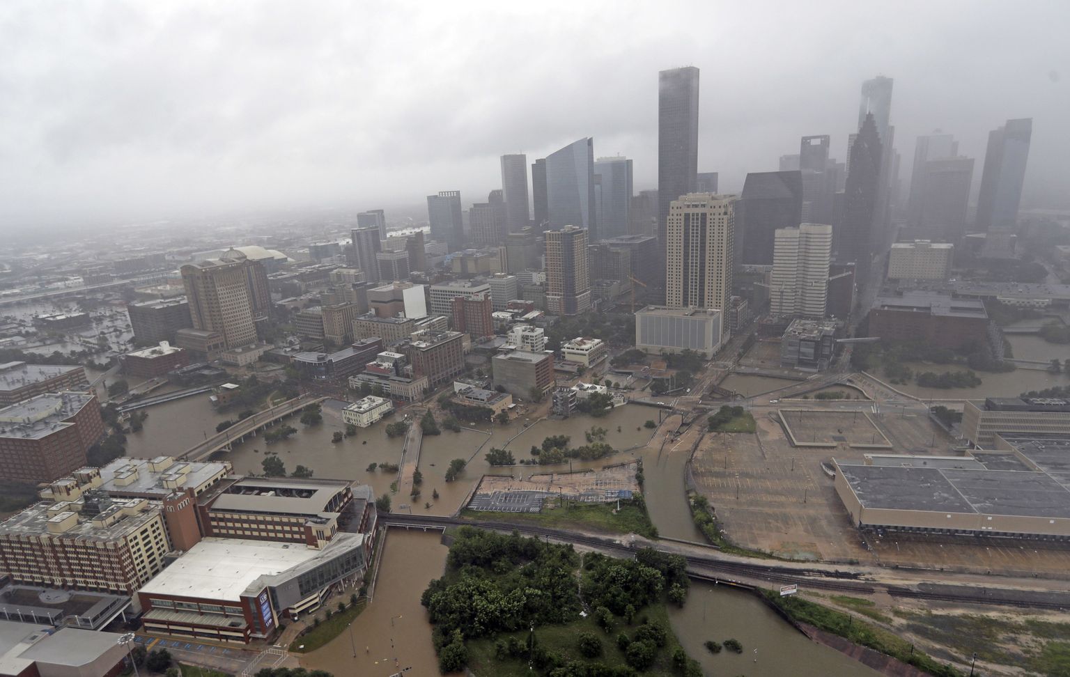 Üleujutatud Houstoni kesklinn ja tühjad kiirteed.
