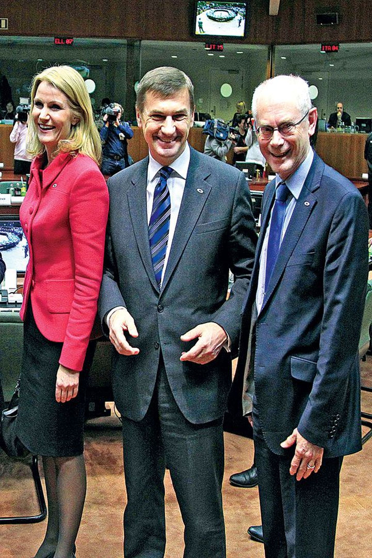 Премьер-министр Андрус Ансип на Европейском Совете между премьер-министром Дании Хелле Торнинг-Шмитт и председателем Европейского Совета Херманом ван Ромпеем.