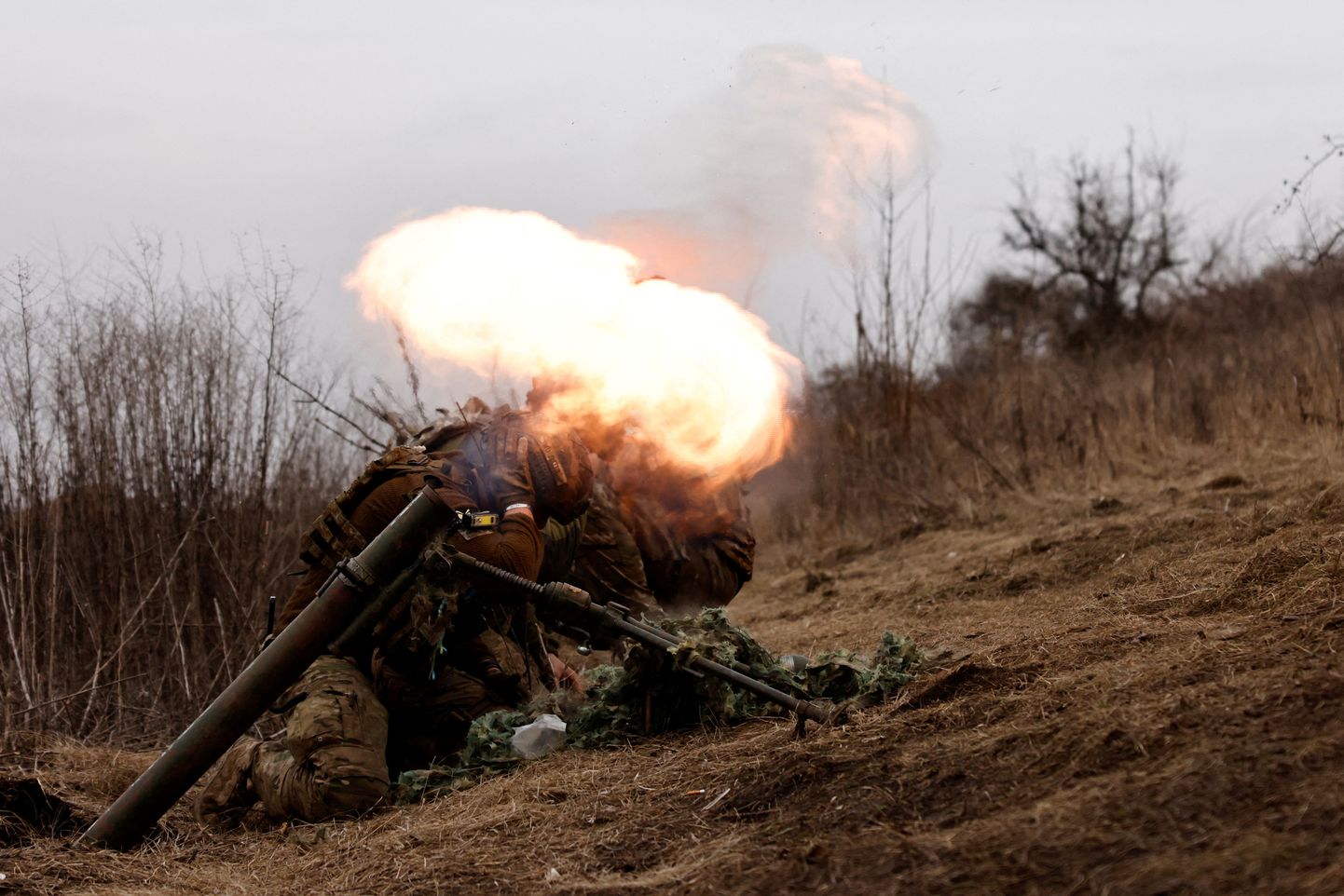 Ukraina sõdurid tulistavad miinipildujast Bahmuti lähedal.