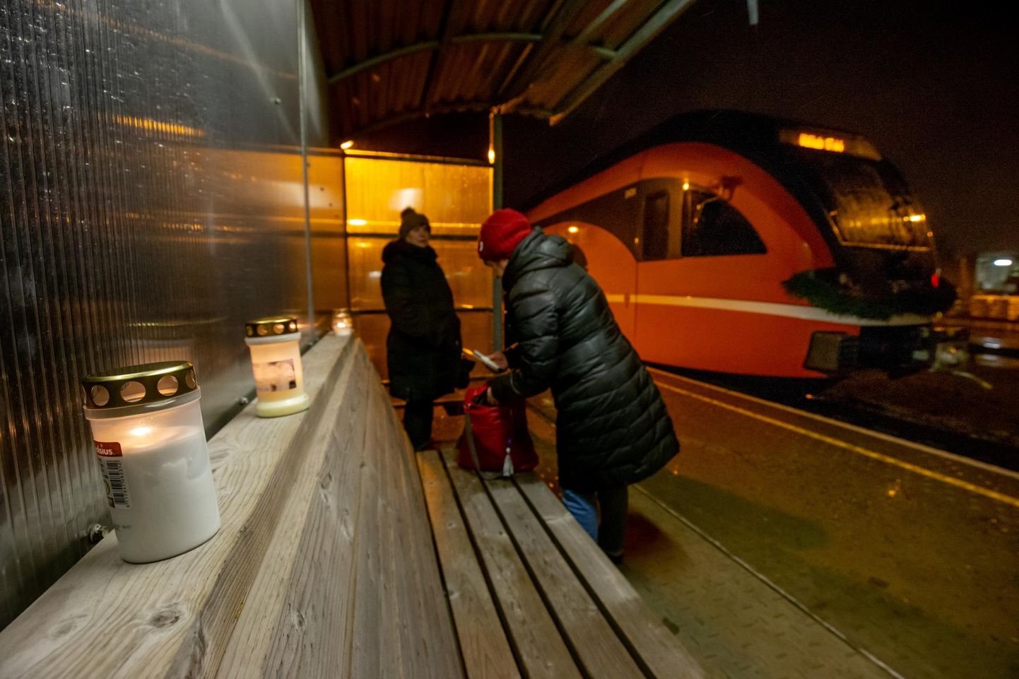 Peatustes põlesid Pärnu–Tallinna rongiliiniga hüvastijätuks küünlad. Siin-seal lauldi ja löödi kellagi.