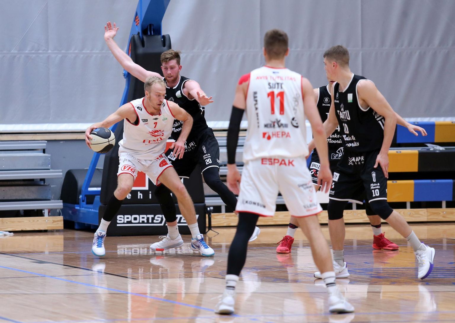 Tartu Ülikool Maks & Moorits (mustas) korvpallimeeskond täiendas uueks aastaks ridu kahe uue mängijaga.