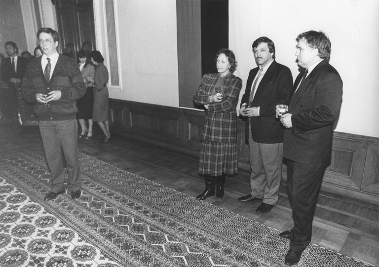 Standing next to Prime Minister Tiit Vähi are Population Minister Klara Hallik and government adviser Aimar Altosaar. The one speaking is the Government Office’s head of administration Viljar Meister. September 1992. Photo: Private collection