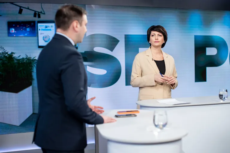 Студия Postimees: как Таллинн справляется с наплывом беженцев? / Одежда ведущей: Tallinna Kaubamaja / Calvin Klein