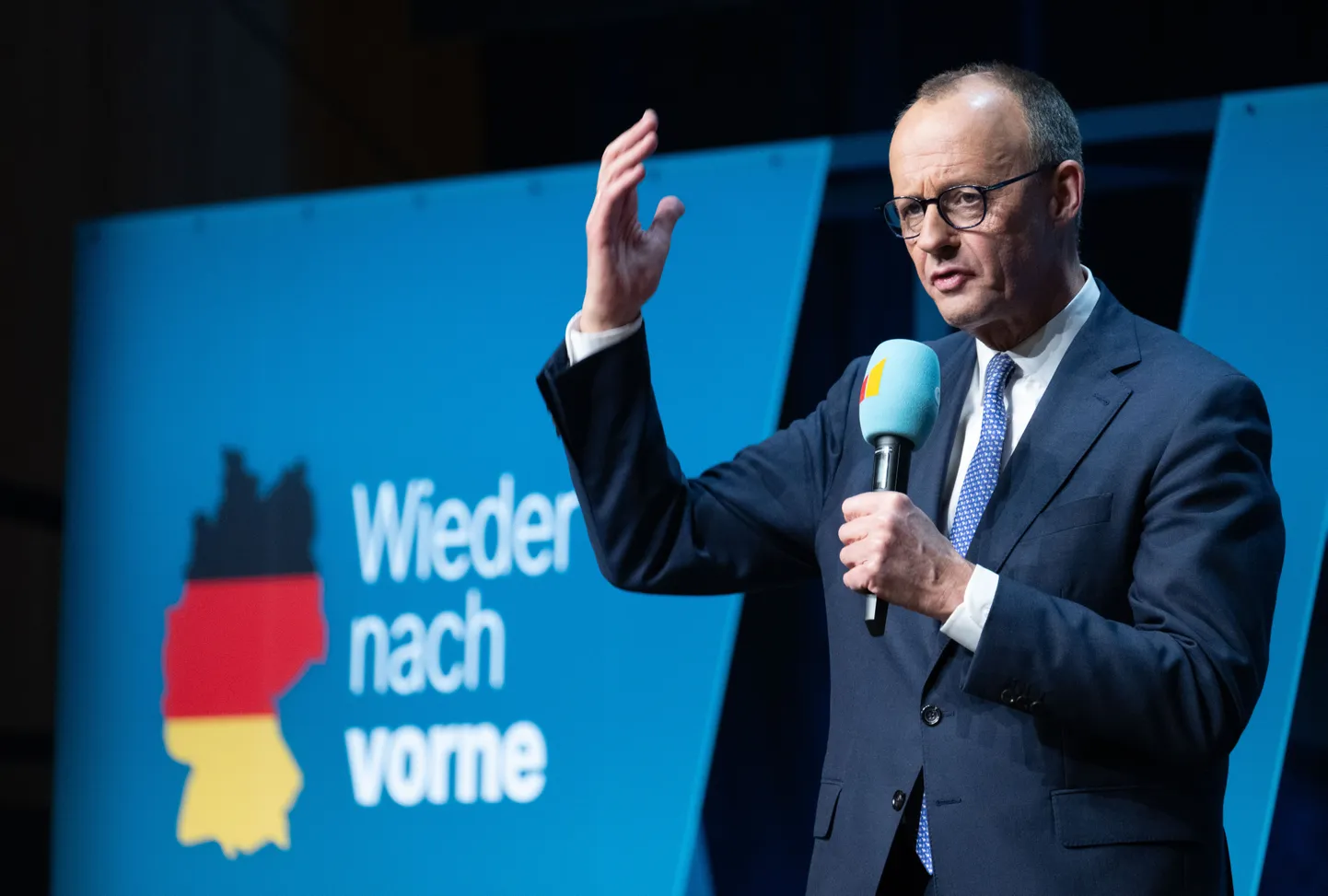 Hiljuti valeuudistega sihikule võetud Kristlike Demokraatide (CDU) kantslerikandidaat Friedrich Merz räägib Darmastadtis valimisüritusel 23. veebruaril 2025. aastal.