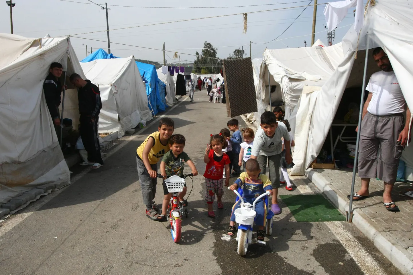Väiksed süürlased Punase Risti põgenikelaagris Türgis Boynuyoguni külas.